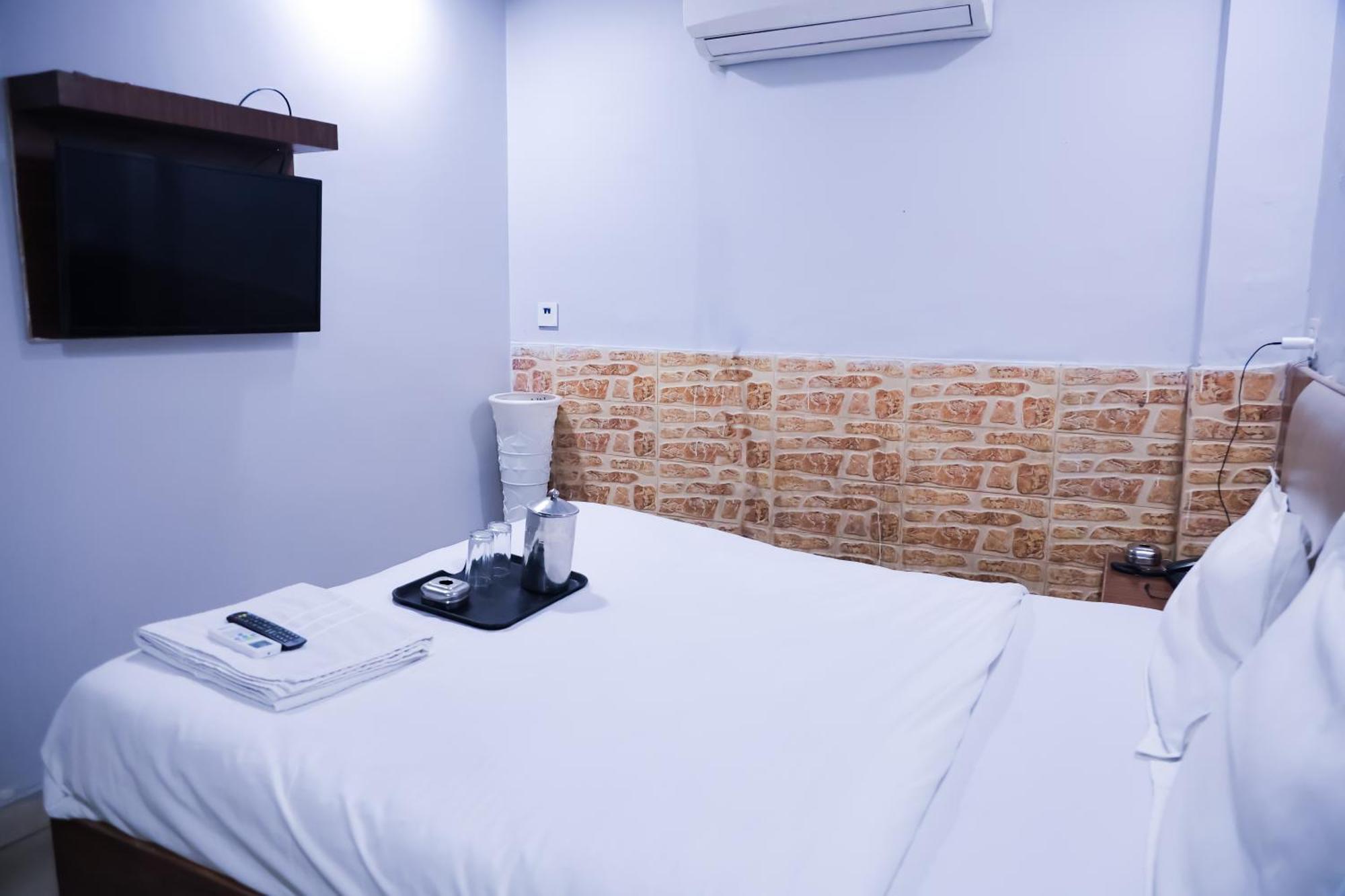 Mannat Stay Hotel - Laxmi Nagar ニューデリー エクステリア 写真
