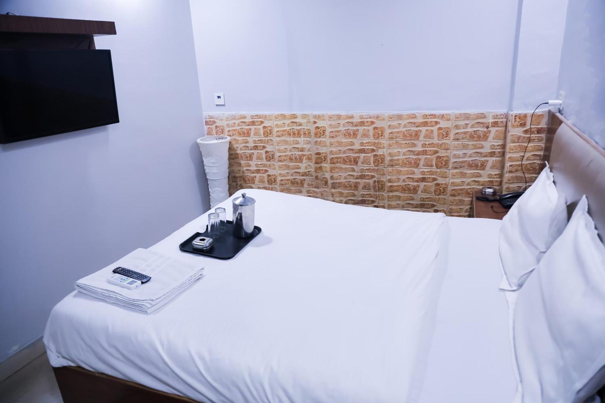 Mannat Stay Hotel - Laxmi Nagar ニューデリー エクステリア 写真