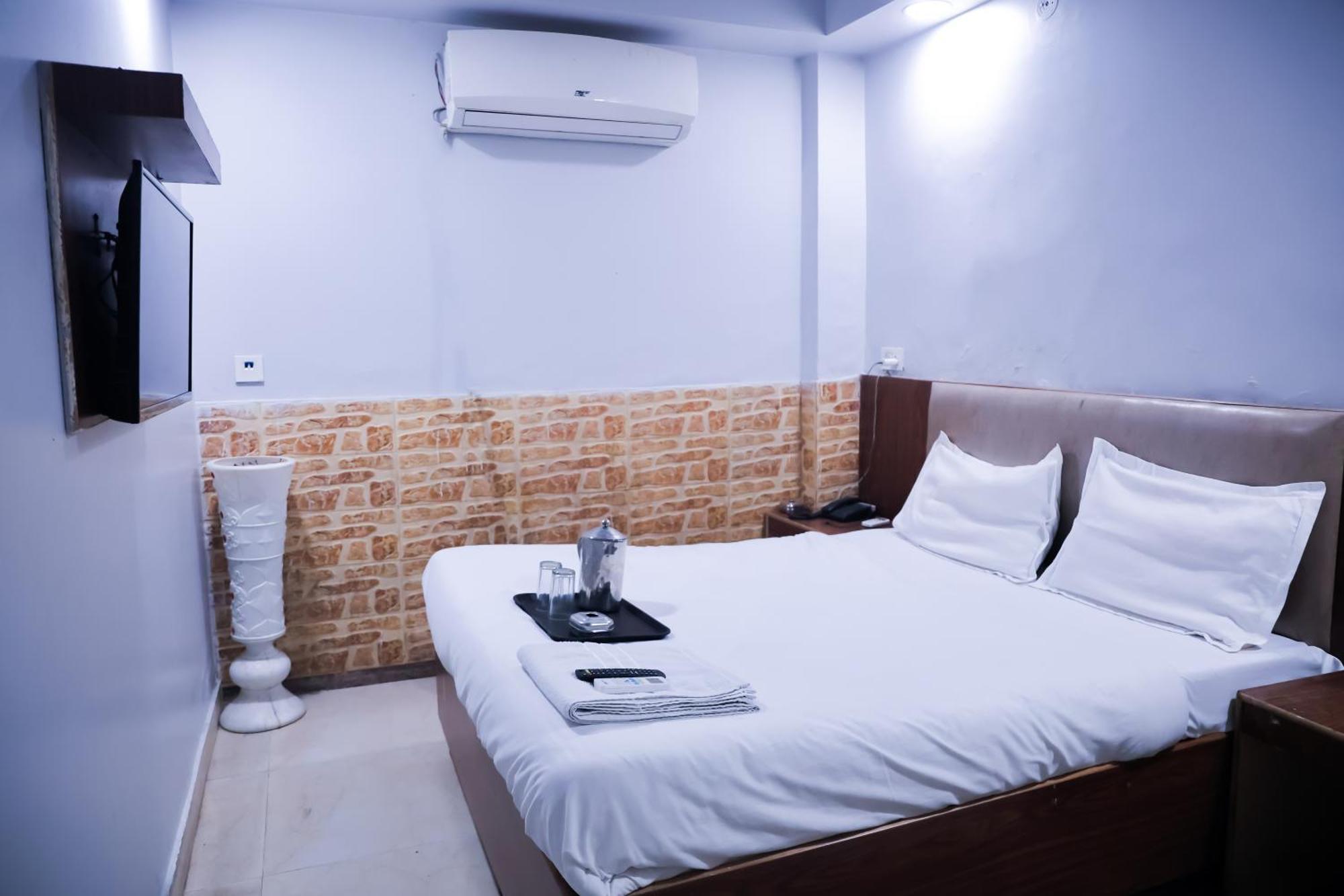 Mannat Stay Hotel - Laxmi Nagar ニューデリー エクステリア 写真